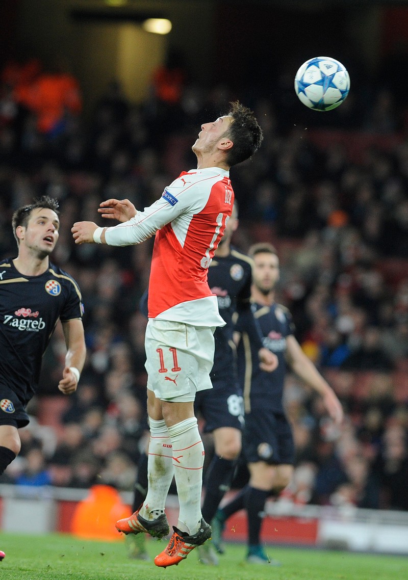 epa05040439 Arsenal's Mesut Oezil with a backward header over Dinamo Zagreb goalkeeper Eduardo and just over the bar during their UEFA Champions League match at the Emirates Stadium, London, Britain, 24 November 2015. EPA/GERRY PENNY