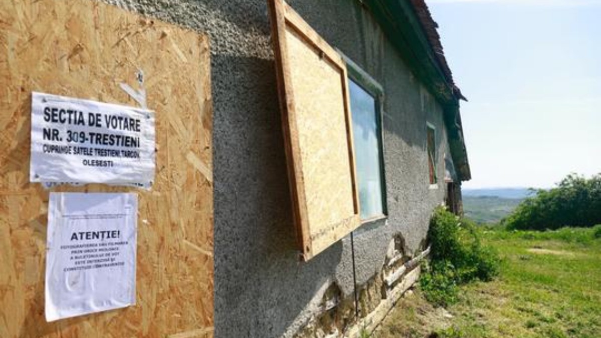 o clădire dărăpănată găzduiește o secție de votare