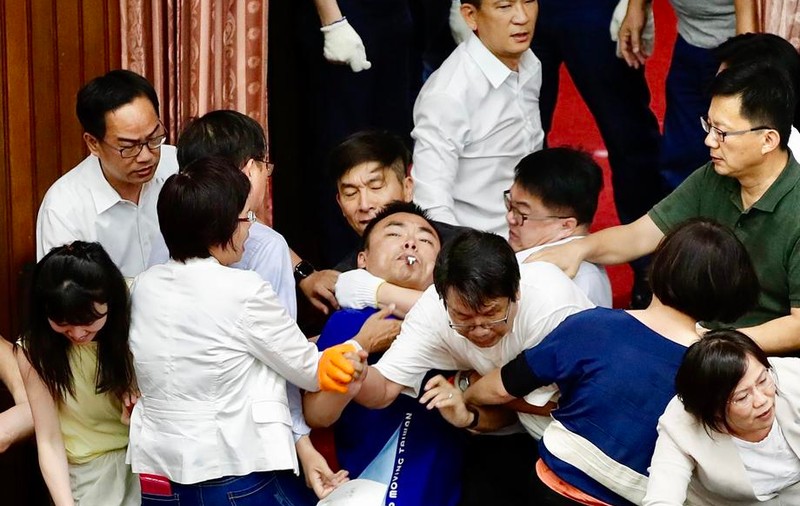 VIDEO | Bătaie ca-n filme în Parlamentul din Taiwan. Politicienii și-au cărat pumni și picioare și au aruncat cu baloane cu apă