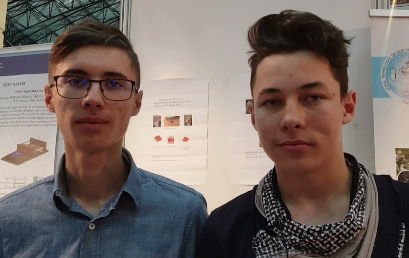 VIDEO/ Doi elevi au inventat pantofii inteligenți: cu lanternă, aer condiționat și masaj!