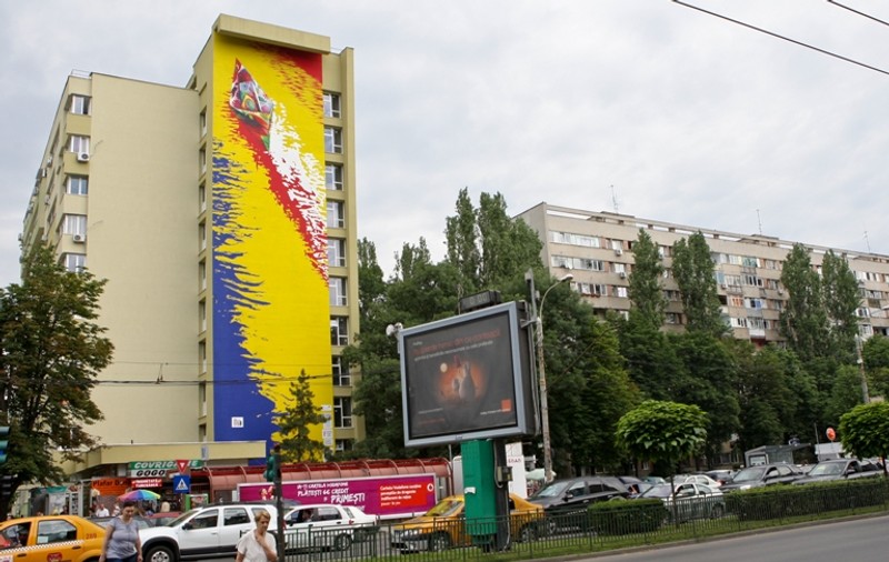 PREMIERĂ ÎN BUCUREŞTI: Artiştii au pictat un bloc. Îţi place cum arată?
