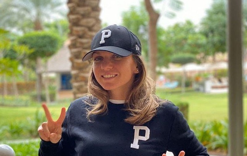 Simona Halep joacă în echipamentul adus de Darren Cahill, în Dubai
