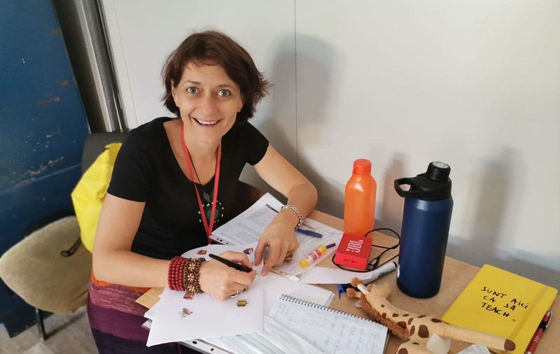 După 20 de ani în străinătate, s-a întors să-i învețe pe copiii de la țară să scrie și să citească. Ce a învățat la catedră în Suedia, Anglia și Spania