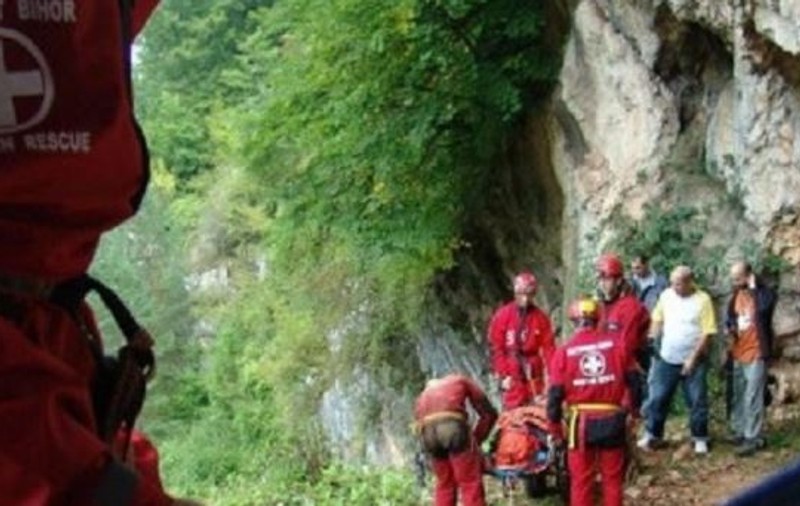 UPDATE: Turista căzută într-o râpă din Munții Bucegi, recuperată de salvamontiști