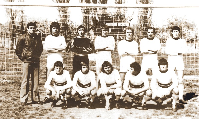 Gică Popescu, primul din stânga, pe rândul de jos, în tricoul Dunării Calafat, în 1982. Fotografia a fost publicată în cartea ”Gică Popescu, viața mea”, de Daniel Nanu