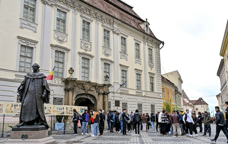 Cum a rămas Muzeul Brukenthal din Sibiu fără servicii de pază din cauza unui angajat. Deși a lăsat opere de sute de milioane de euro fără supraveghere, judecătorii l-au repus în funcție 