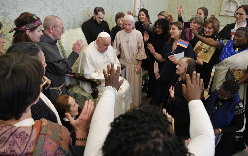 Papa Francisc, nevoit să își întrerupă discursul din cauza unei „bronșite ușoare" | VIDEO