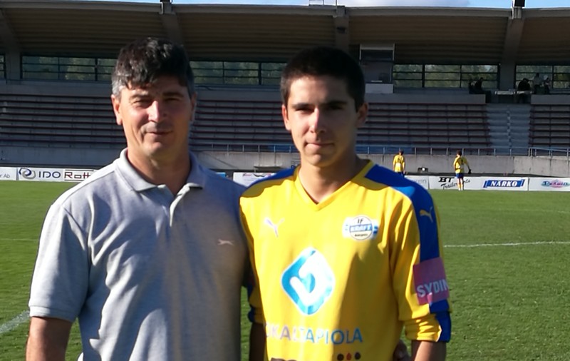 Cum au devenit utile sticlele de apă minerală și scaunele la o oră de educație fizică online din Finlanda. Profesorul e Alexandru Marcă, fost fotbalist, campion cu Steaua în 1998