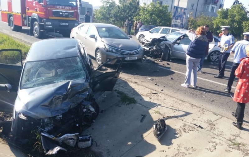 Carambol la intrarea în Iași, după ce o femeie a adormit la volan