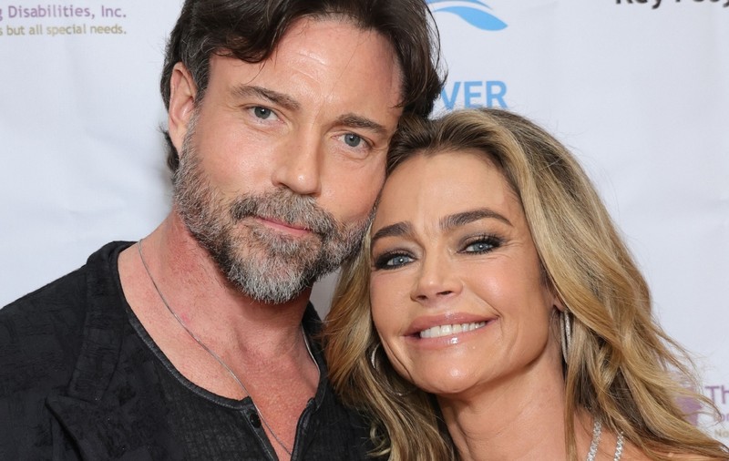 Divorț surpriză la Hollywood! Soțul lui Denise Richards, Aaron Phypers, a depus actele după 6 ani de căsnicie