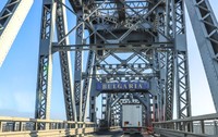 Imagine cu podul Prieteniei Giurgiu - Ruse. În imagini se vede și o plăcuță pe care scrie „Bulgaria”, dar și un TIR