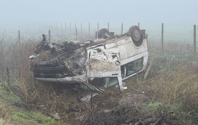 Cinci victime, după ce un microbuz în care se aflau 9 persoane s-a răsturnat pe DN3, în Constanța