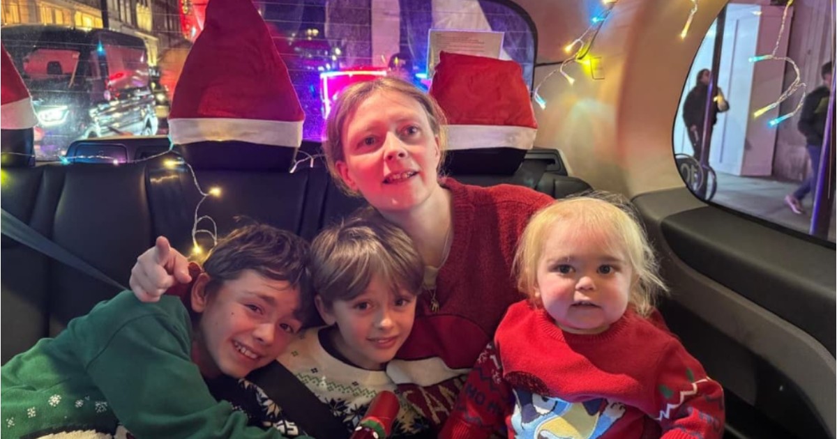 Copiii plimbați cu taxi, pentru a vedea luminițele de Crăciun din Londra