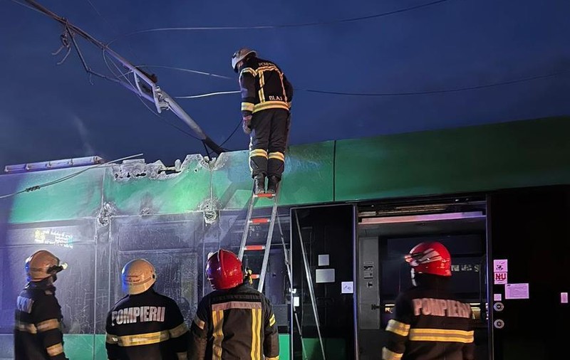Un tramvai a luat foc în stația de la Gara Aradul Nou. Singurul călător s-a autoevacuat