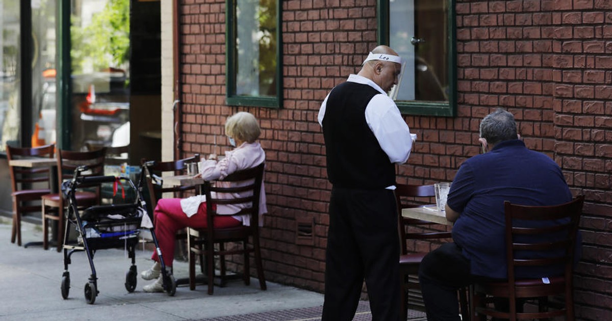 Aproape 10.000 de restaurante și-au amenajat locuri în aer liber în New York. Se luptă să rămână în viață până când clienții vor avea voie să ia masa în interior Foto: EPA