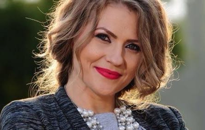 Mirela Boureanu Vaida, la plajă cu fiica ei. Cum arată prezentatoarea însărcinată în luna a opta