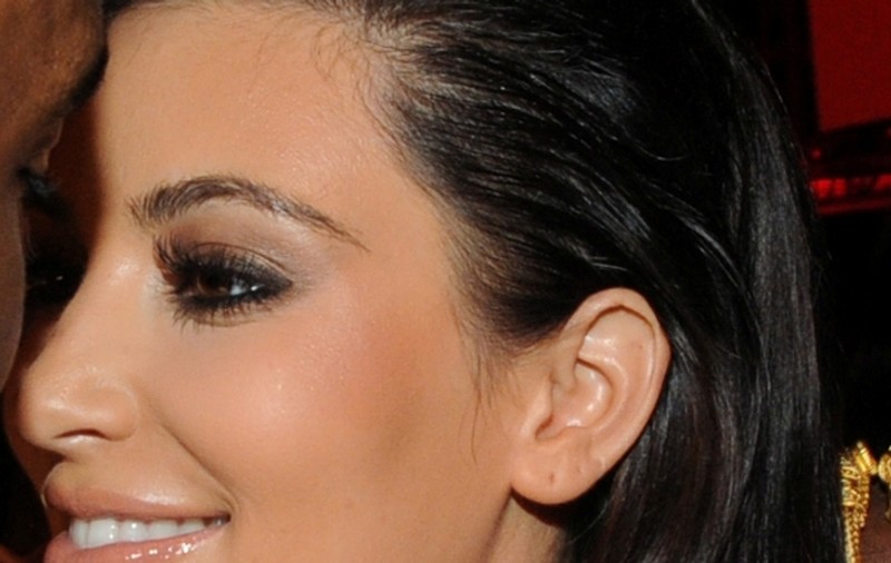 Kim Kardashian, în extaz pe covorul roşu! Ce i-a făcut iubitul în public a făcut-o să uite unde e | FOTO