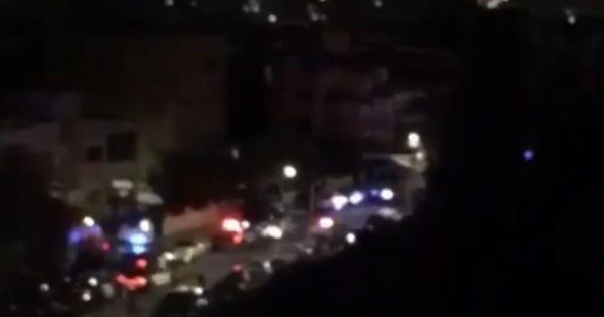 Mai multe mașini de poliție sunt în fața ambasadei Israelului din Iordania