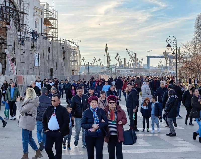 Imagini cu faleza din Constanța aglomerată ca niciodată, în prima zi din 2023: „Când mallurile sunt închise...”