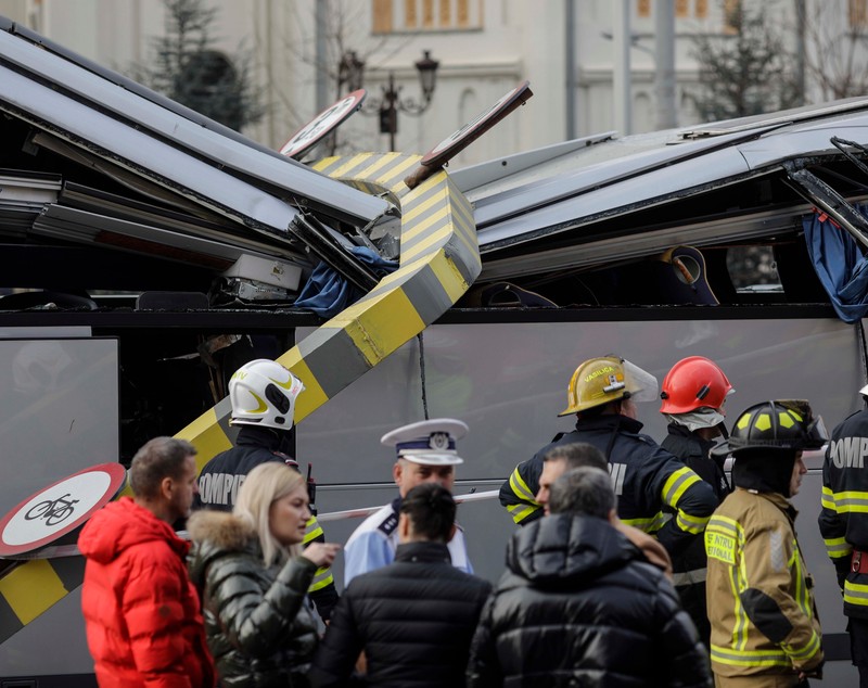 Impact violent la intrarea în Pasajul Unirii. Un mort și 24 de răniți, după ce un autocar cu turiști a intrat în limitatorul de înălțime