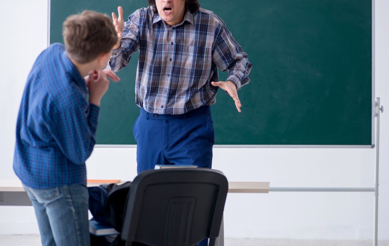 Enervat pe „haosul” din clasă, un profesor și-a făcut elevii „cretini și împuțiți” și a lovit un copil. Școala i-a tăiat salariul