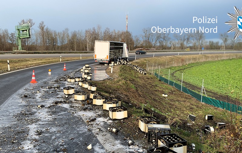 Polițiștii i-au luat cheile de la TIR unui șofer român care a umplut șoseaua cu sticlă spartă, după ce a pierdut 100 de lăzi cu bere, în Germania