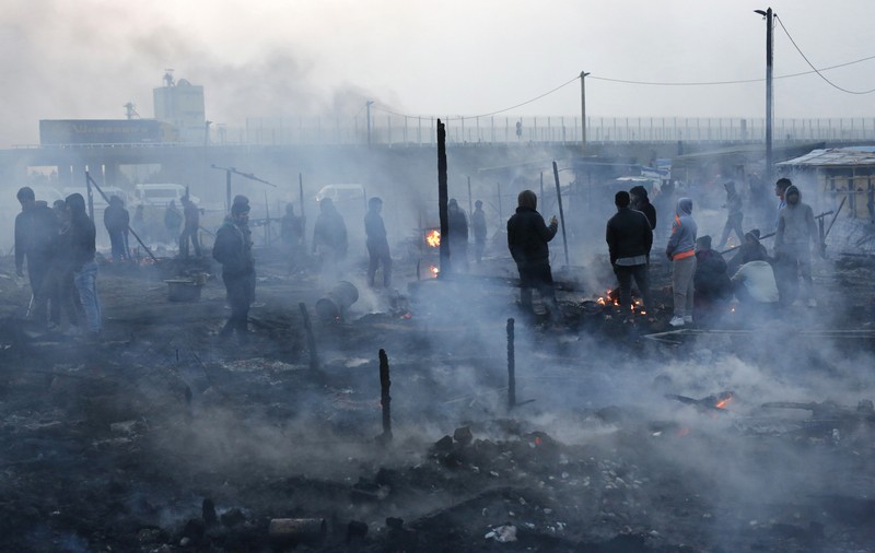 40 de răniți după o bătaie între refugiați afgani și sudanezi în tabăra de la Calais| VIDEO