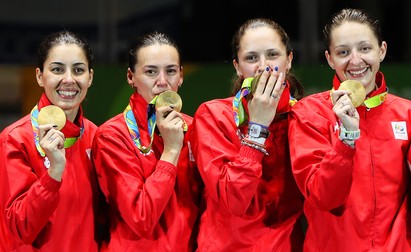 epa05475568 Members of team Romania (L-R) Loredana Dinu, Simona Gherman, Simona Pop, and Ana Maria Popescu pose with their gold medals on the podium after winning the women's Epee Team competition of the Rio 2016 Olympic Games Fencing events at the Carioca Arena 3 in the Olympic Park in Rio de Janeiro, Brazil, 11 August 2016. EPA/JOSE MENDEZ