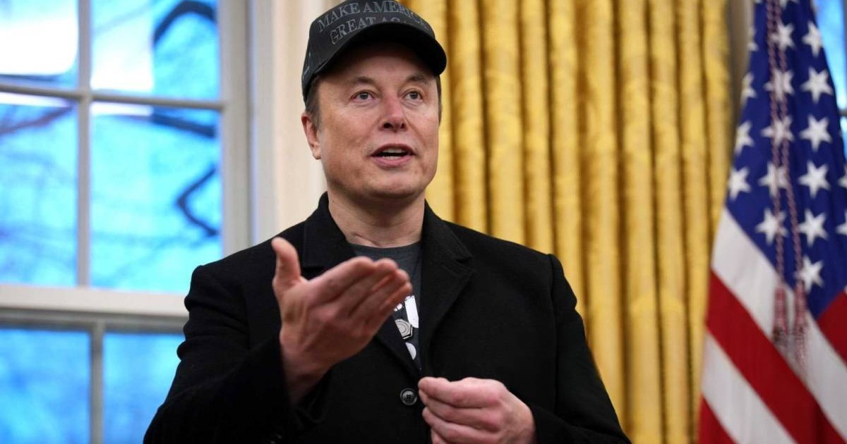 elon musk in biroul oval purtand o sapca pe cap