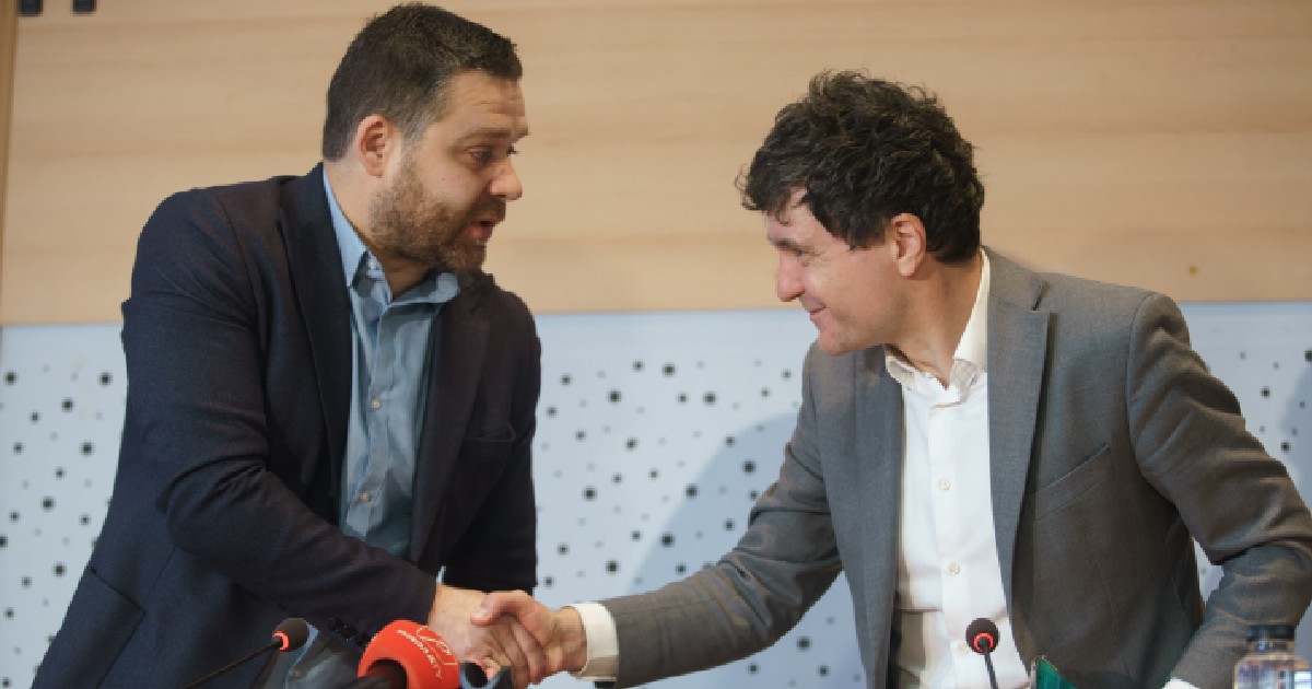Ciprian Ciucu și Nicușor Dan în timp ce dau mâna