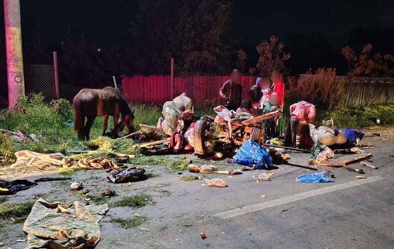 Căruță cu zece oameni în ea pulverizată de o mașină pe o șosea din Neamț. Trei copii printre victime | VIDEO