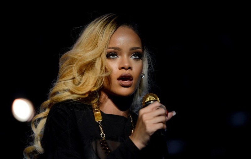 Rihanna CĂLĂREŞTE PE O FEMEIE!!! FOTOGRAFII INEDITE