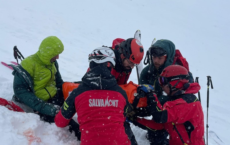 Două persoane, surprinse de o avalanşă puternică în zona Bâlea Lac. Femeia a fost îngropată  în zăpadă