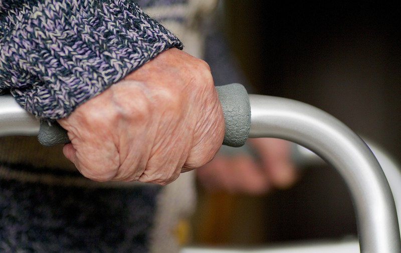 Gândaci și mâncare expirată, în patru cămine pentru vârstnici din Giurgiu. OPC le-a închis temporar