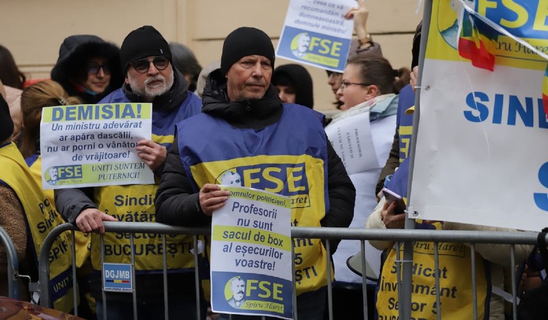 Profesorii au protestat din nou în fața Ministerului Educației, pe 19 noiembrie. Foto: Dumitru Angelescu