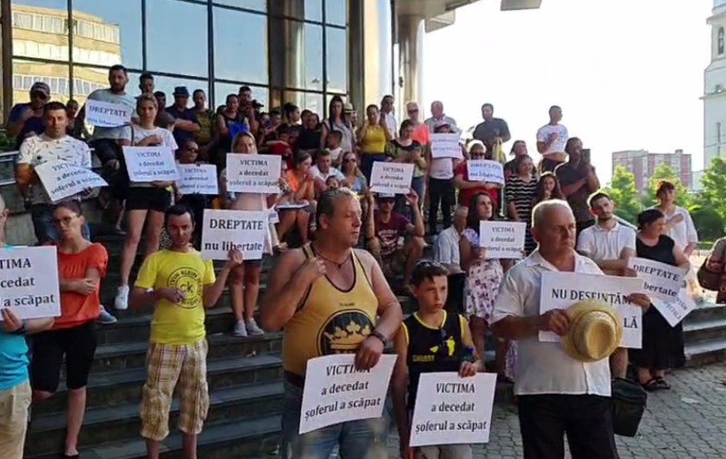 Băimărenii protestează în fața tribunalului care l-a eliberat pe șoferul ce a schilodit un bărbat și i-a ucis soția: „Vrem dreptate”
