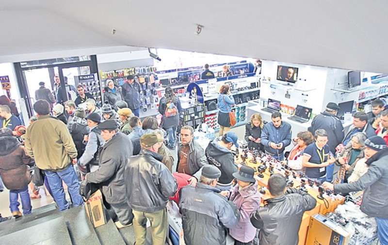 S-au înghesuit la promoţiile Black Friday
