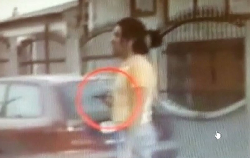 Cazul Caracal. Interlopul Rădoi îndreaptă pistolul către jandarmi în timpul unei răfuieli! În altă filmare, bate un om în plină stradă. Imagini de arhivă