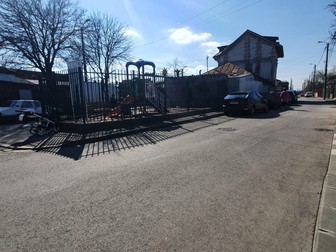 Parcul de copii din capătul străzii