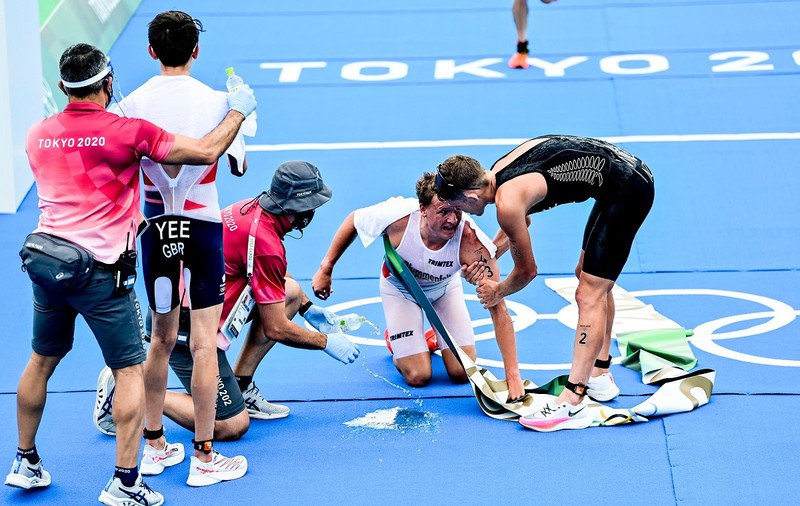 Campionul olimpic la triatlon s-a prăbușit după linia de sosire. Imagini dramatice cu norvegianul Kristian Blummenfelt