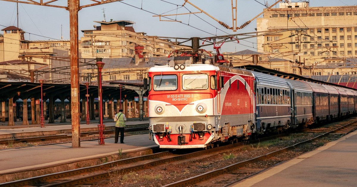 Imagine ilustrativă cu un tren care pleacă din Gara de Nord