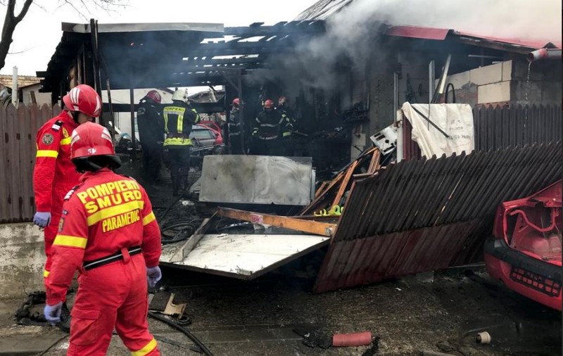 Imagini emoționante cu elevul care muncea ca să-și întrețină familia la service-ul auto ars în Huși. Robert a suferit arsuri grave pe față