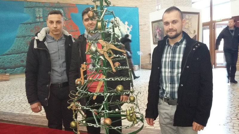 Studenții din imagine au creat un brad din oțel