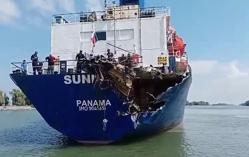 Două nave, dintre care una plină cu motorină, s-au ciocnit pe canalul Sulina. Momentul impactului | VIDEO
