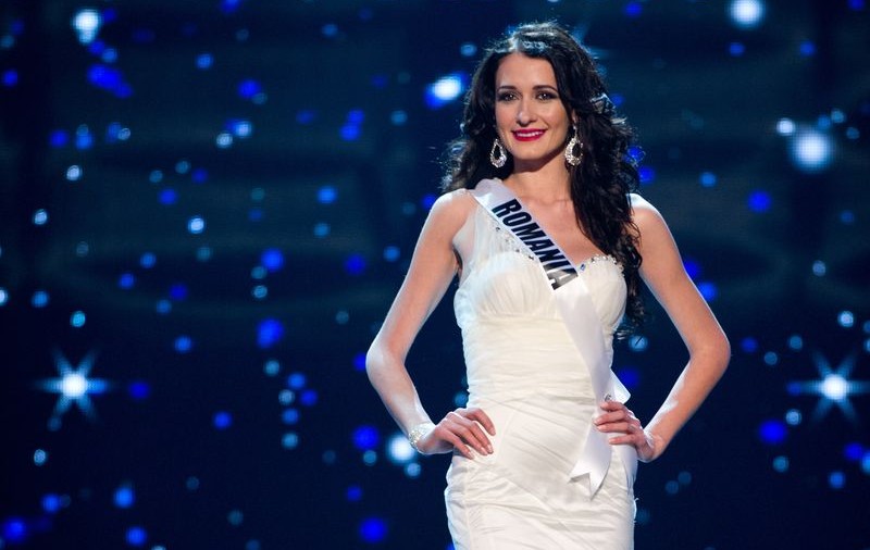 Miss România, îmbrăcată BANAL la Miss Universe 2012. Uite ce ținute a purtat! | FOTO
