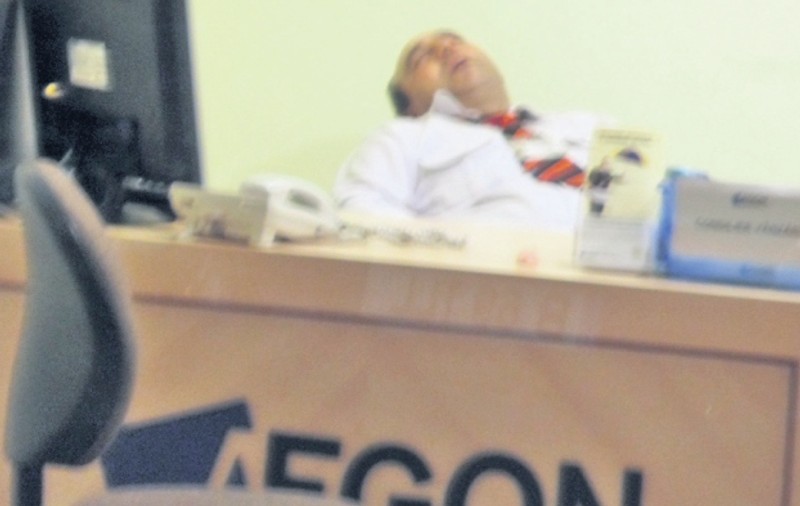 Aşa păzeşte el banca!