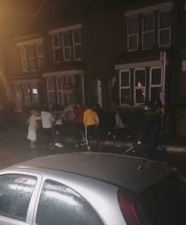 O femeie a încercat să-i despartă pe bărbații înarmați. Foto: Captură video