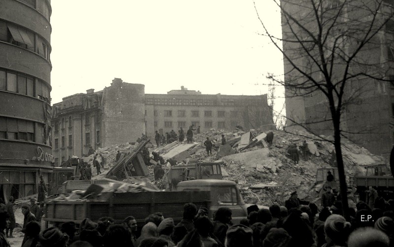 Blocul Scala, ajuns ruine după cutremurul din 1977. Foto: Flickr / Dragoș Toma