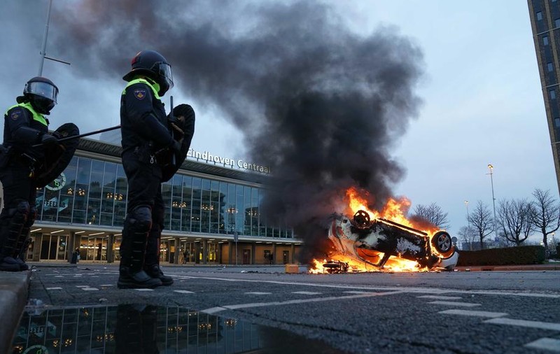 Proteste violente în mai multe orașe din Olanda, față de restricții. Manifestanții au incendiat un centru de vaccinare