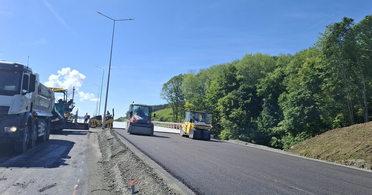 Utilaje în timp ce asfaltează o bucată de drum